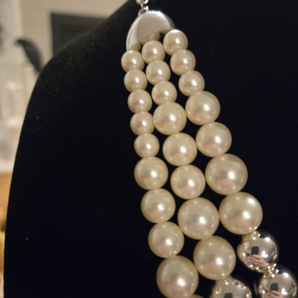 Elegant Pearl and Black Bead Necklace - Picture 4 of 5